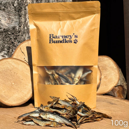 Natural dog treats – air-dried Baltic sprats 100g laid on rustic wooden logs, omega-rich fish chews that support healthy skin, coat, joints, and overall well-being. Hypoallergenic and perfect for dogs of all sizes.